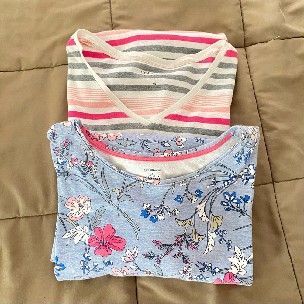👗 Croft & Barrow Pink Striped and Blue Floral short sleeve Tops. SET